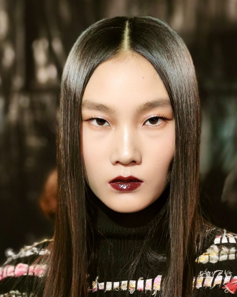 fall makeup trends red lips at versace FW 2025