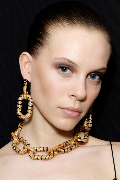 fall makeup trends 2025 gray eye shadow at milan fashion week  FW 2025