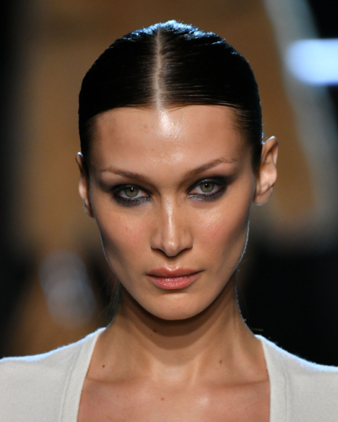 fall makeup trends 2025 grunge makeup smuged eyeliner on bella hadid